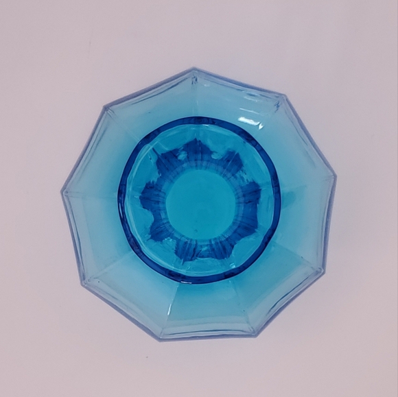 Vintage Tiara 9 Sided Blue Indiana Art Glass Vase 7 7/8" H UV Reactive GLOWS - Picture 6 of 11